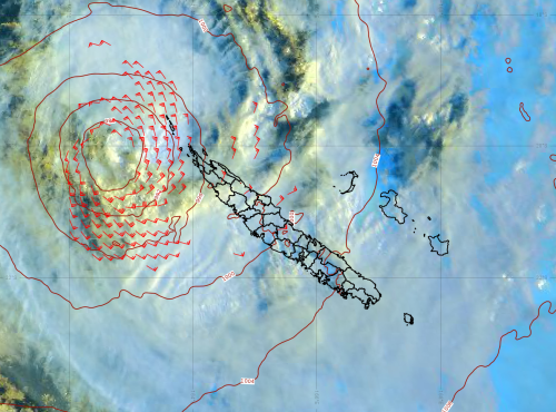 Image satellite Himawari-8, pression atmosphérique au niveau de la mer et rafales de vents supérieures à 100 km/h du modèle AROME, associées à la dépression tropicale forte FILI, le mercredi 6 avril 2022 à 17 h.