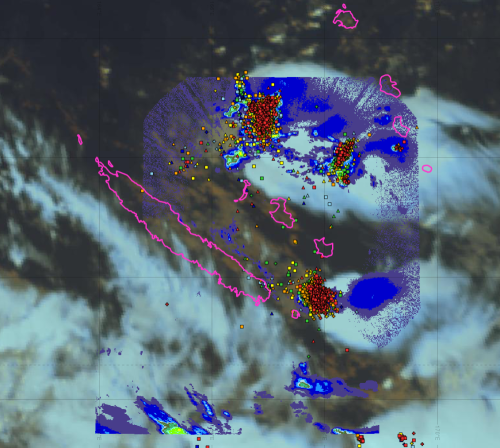 Image satellite infra-rouge HIMAWARI-8 le mardi 02/08/2022 à 21h30 loc, nombre d’éclairs et cumuls de pluies mesurées par les radars entre 20h30 et 21h30 loc.