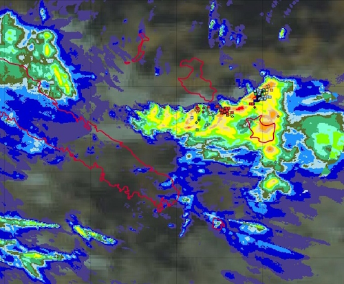 Image satellite infrarouge en composition colorée d’HIMAWARI-8, lame d’eau radar sur 3 heures et impacts de foudre sur 3 heures du vendredi 12 juillet à 19 h00 loc, montrant les fortes précipitations sur Maré.