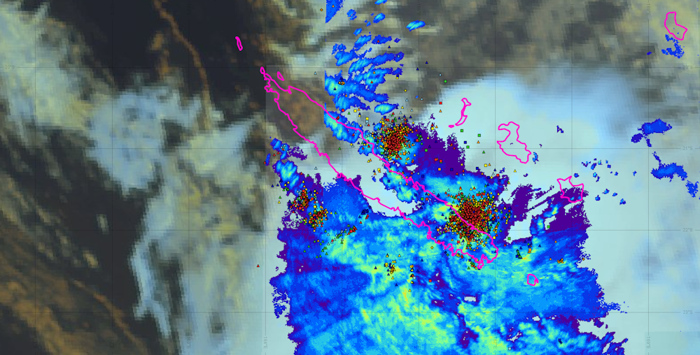 Image satellite Himawari 9 en canal infrarouge, réflectivités radar et impacts de foudre, le mercredi 4 juin à 05h00, montrant l’intensité des pluies et des orages qui ont touché la côte Est et le sud de la Grande Terre, peu avant d’aborder les îles Loyauté.