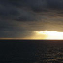 Les bateaux rentrant avec le coucher de soleil dans leur dos © Christopher Vialle