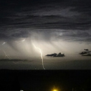 Lagon survolté (éclair au-dessus du lagon capturé le lundi 22 février vers 23h) © 